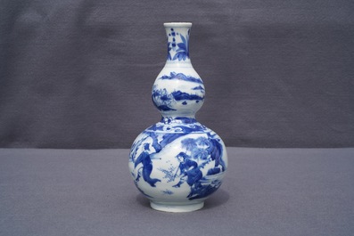A Chinese blue and white double gourd vase, Transitional period